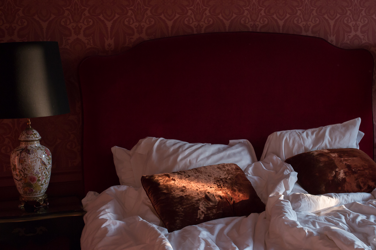 hotell-eggers-lotta-lundberg-skriva-manus-dromma-sänggavel-sammet-velour